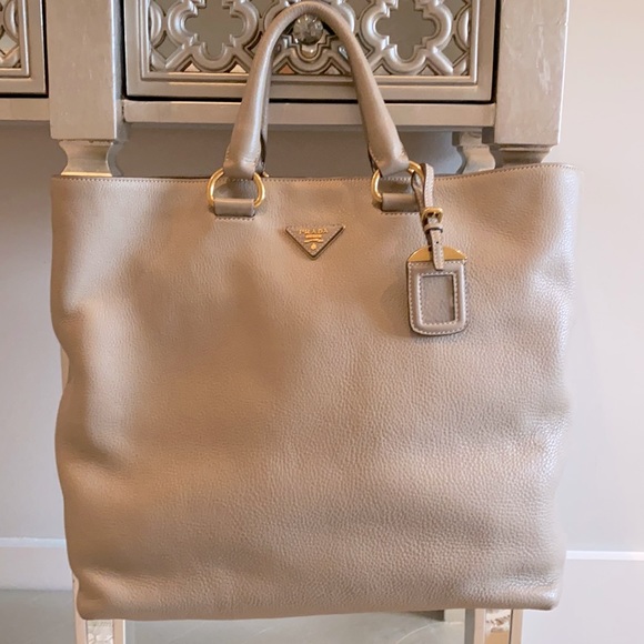 💯 Authentic Prada Tote - Picture 1 of 4